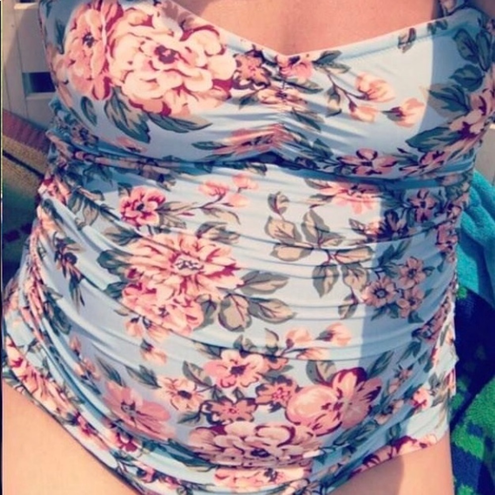Jessica Simpson maternity bathing suit